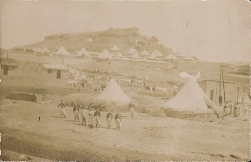 Campo de Caumont — visão do campo com tendas e rebanhos — editor não visível - Frente