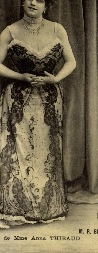 Dona Anna Thibaud — retrato em vestido de festa — M. R. Blaizot - Frente