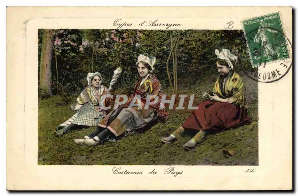 Trajes de Auvergne — tres mujeres en trajes tradicionales — editor L.F. n° B - Anverso