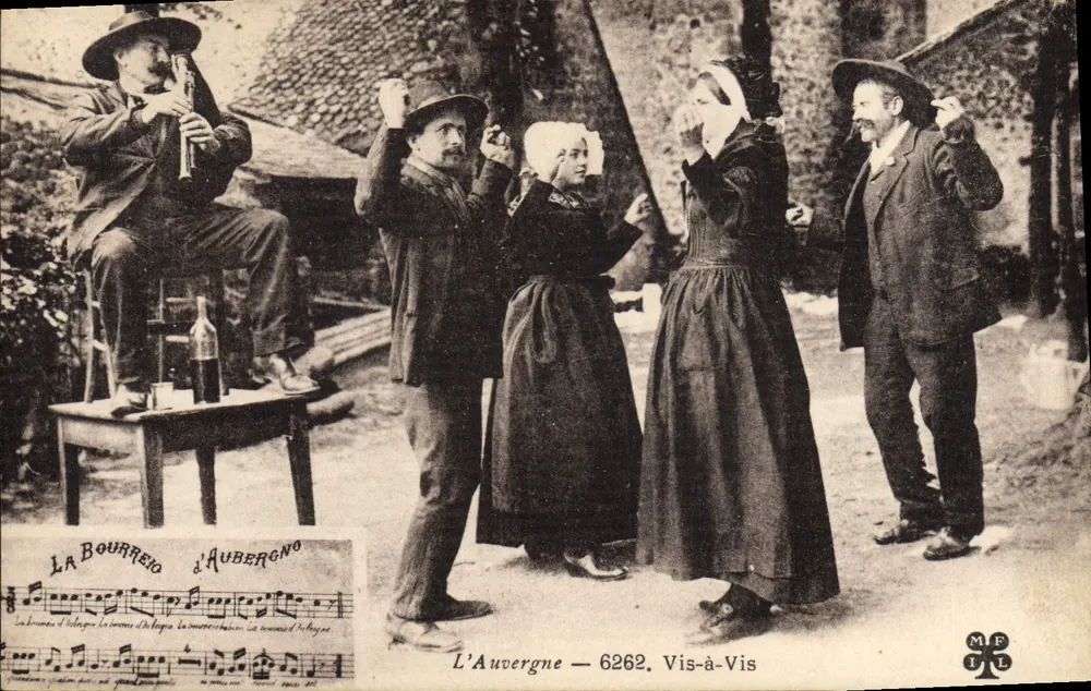 A Auvergne — 6262. Vis-à-Vis — A Bourrée d'Aubergno, editor M.F.L. - Frente