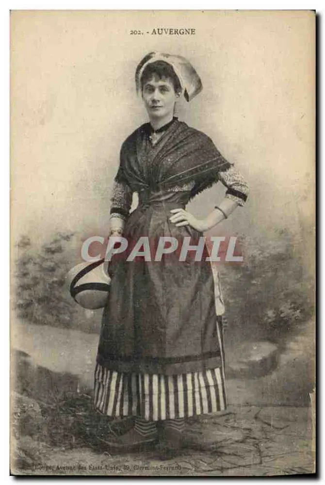 Mulher com traje tradicional — Auvergne — Lange, Avenue des Éclats, 38, Clermont-Ferrand - Frente