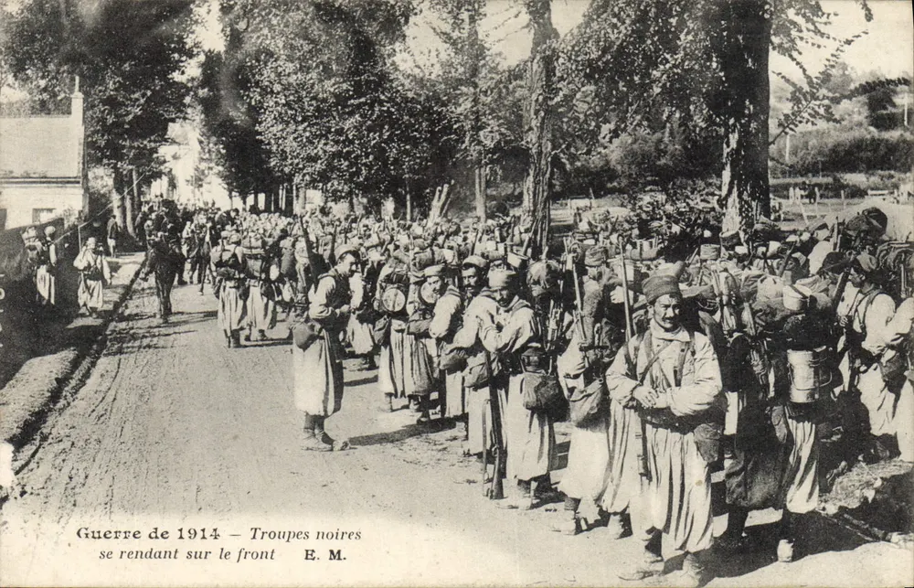 Schwarze Truppen — Krieg 1914 — zum Front marschieren — E. M. - Vorderseite