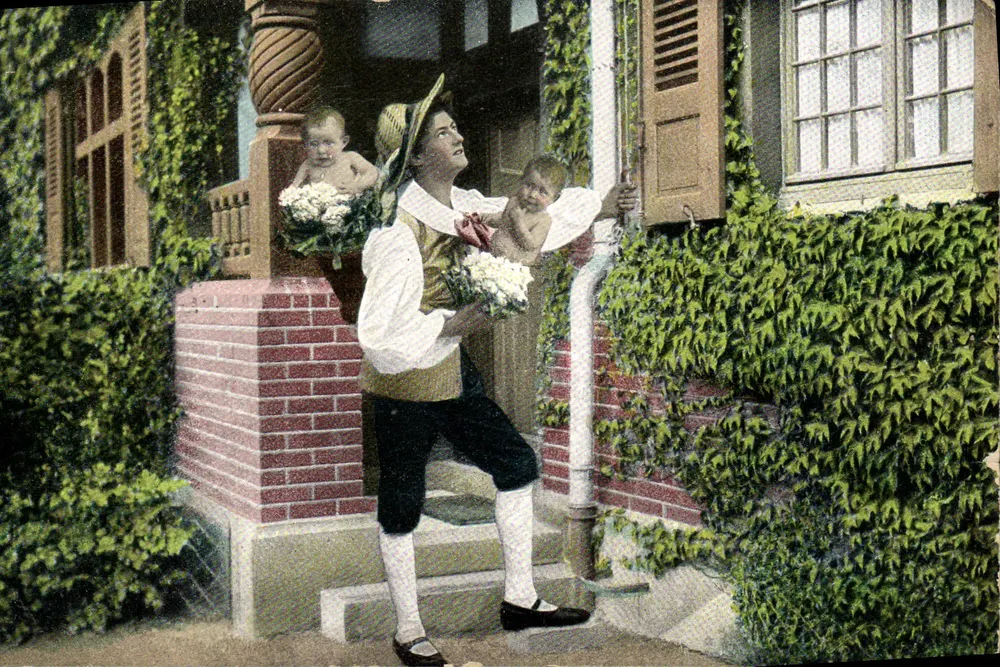 Frau, die zwei Kinder vor einem Ziegelhaus hält — Verlag Postkarte — Karte — Serie 348 - Vorderseite