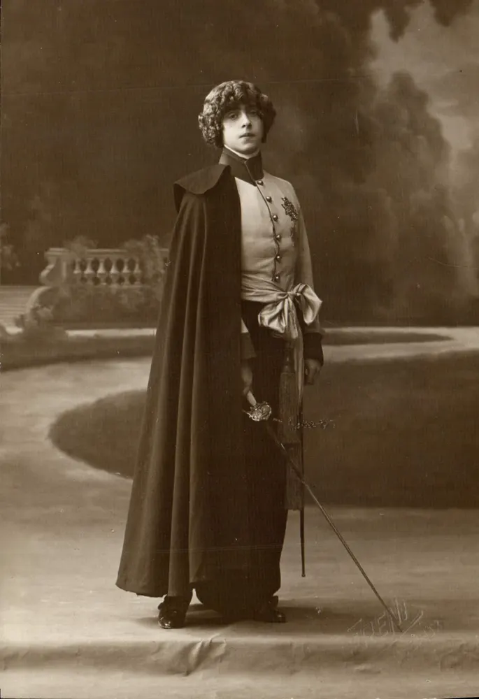 Jovem homem em traje de aristocrata — J. Sereni, Bordeaux — Foto da Imprensa da Independência - Frente