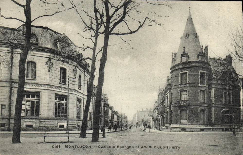 Montluçon — Sparkasse und Avenue Jules Ferry - Vorderseite
