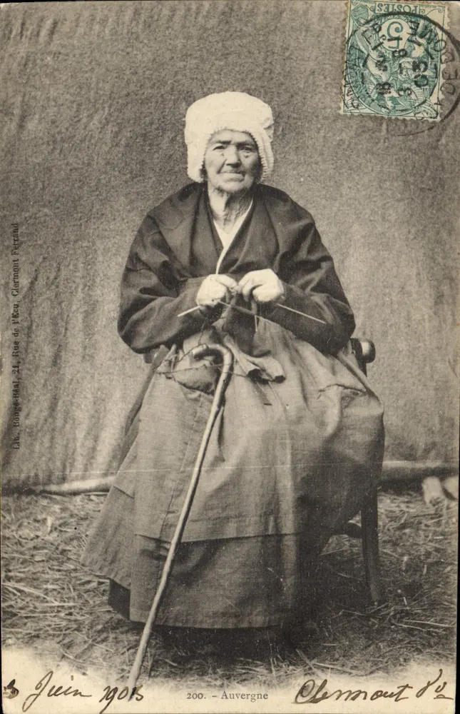 Mulher antiga da Auvergne — tricotando — fotógrafo Bouge-Hal, Clermont-Ferrand, n°200 - Frente