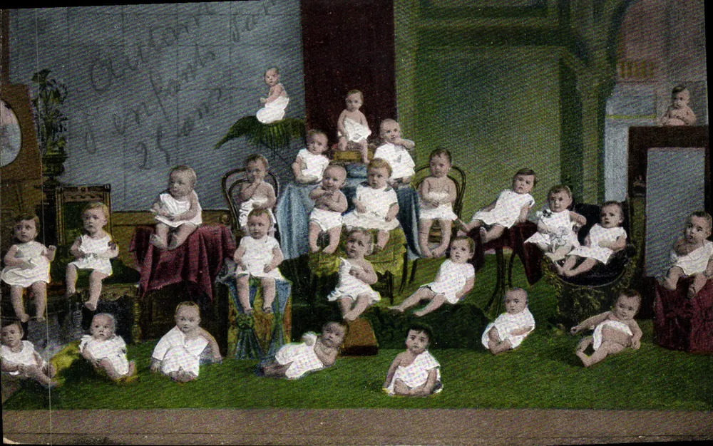Gruppe zahlreicher Babys — Studio-Szene — unbekannter Verlag - Vorderseite