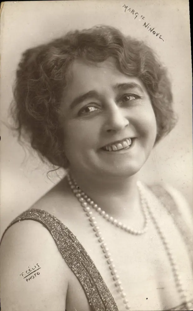 Marguerite Ninove — retrato sorridente — F. Célis Photo - Frente