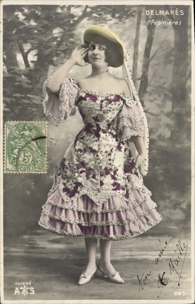 Mulher com vestido florido e chapéu — DELMARÈS (Pépinière) — Cliché ARES - Frente