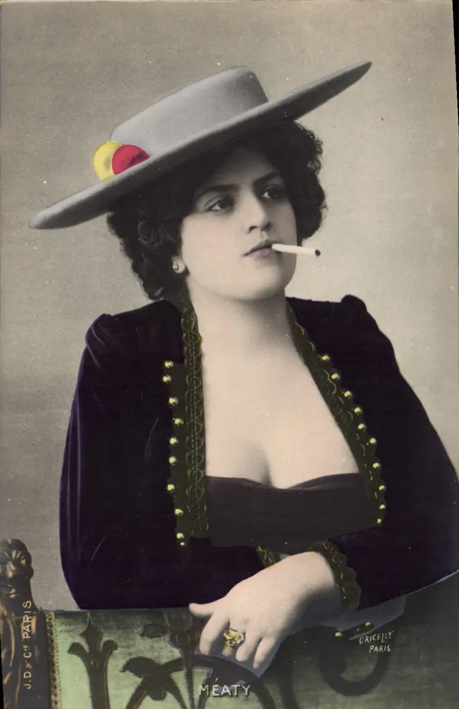 Mulher com chapéu de borda larga — fumante — J.D. & Cie Paris, série MEATY - Frente