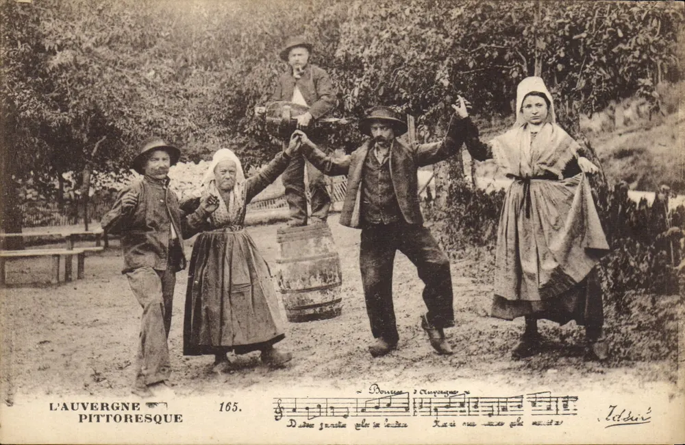 A Auvergne pitoresca — cena de aldeia com músico e dançarinos — Edições Idéal, Vichy, n°165 - Frente