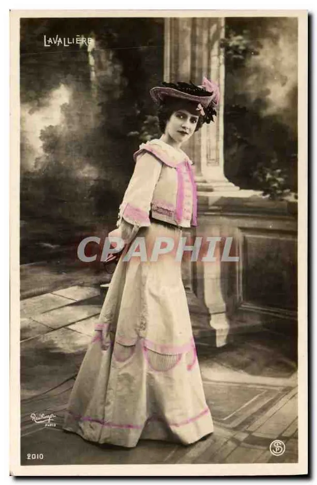 Frau in einem Kleid mit rosa Details — studio Lavallière — Paris - Vorderseite
