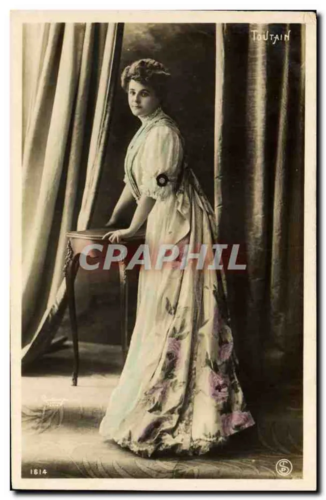 Junge Frau in einem Blumenkleid — Studio TOUTAIN — n° 1614 - Vorderseite