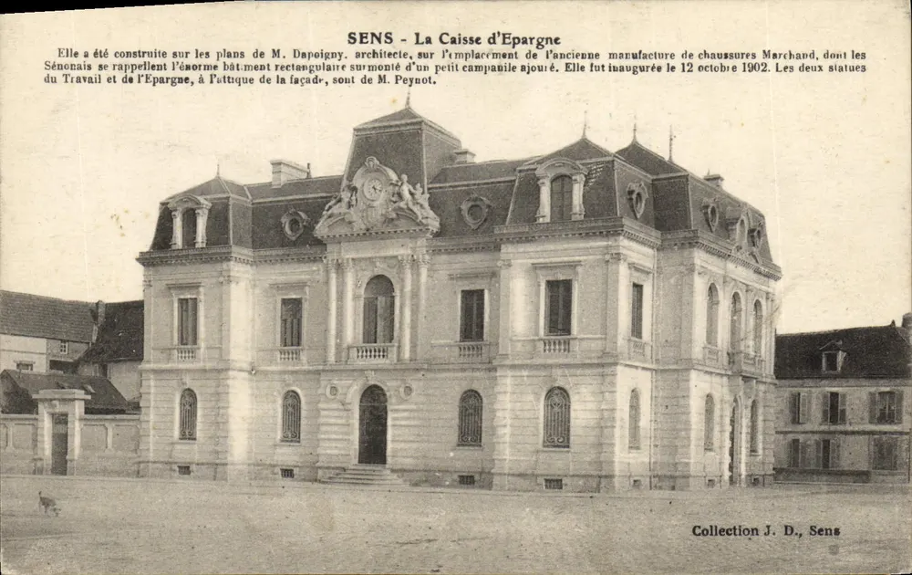 SENS - A Caixa de Economia — edifício de estilo neoclássico, inaugurado em 1902, nos planos de M. Dapoigny, com estátuas de M. Peynot - Frente