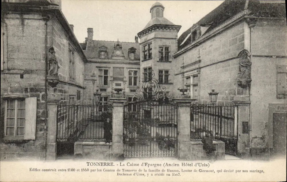 Tonnerre - Die Sparkasse (Ehemaliges Hotel d'Uzès) — Gebäude errichtet zwischen 1500 und 1550 von den Grafen von Tonnerre, Wohnsitz von Louise de Clermont, Herzogin von Uzès im Jahr 1587. - Vorderseite