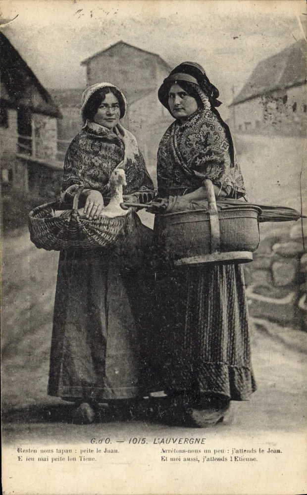 Duas mulheres em traje tradicional — A Auvergne — G.d'O. — 1015 - Frente