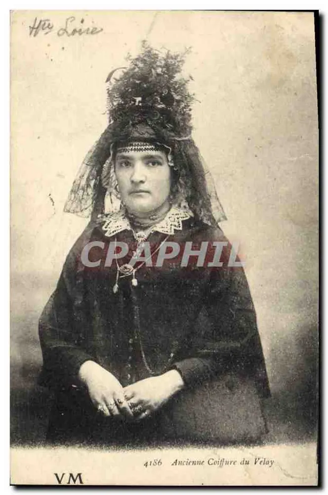 Antiga Cabeleira do Velay — Vista de uma mulher usando uma touca tradicional — VM, n°4186 - Frente