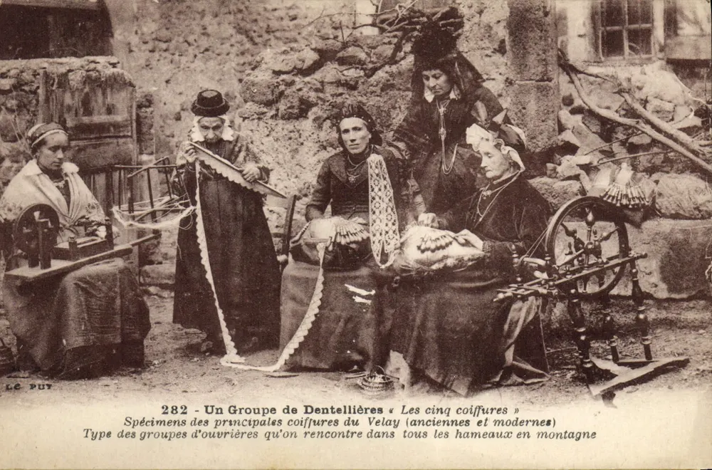 Eine Gruppe von Dentellières — Die fünf Kopfbedeckungen des Velay (alt und modern) — Verlag: Le Puy - Vorderseite