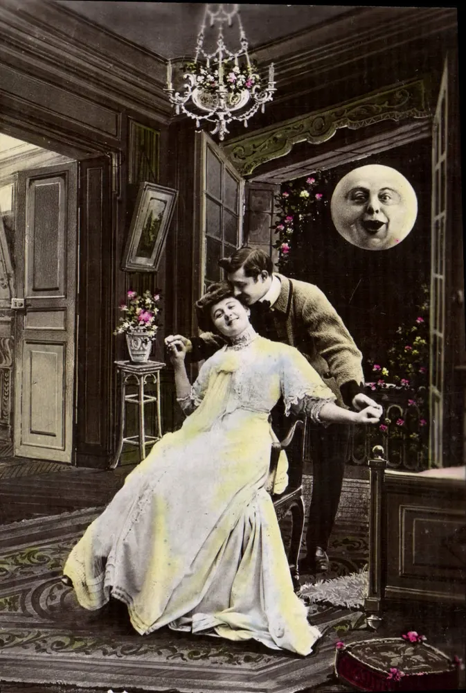 Ein Paar in einem Salon — romantische Szene mit anthropomorphisierter Mond — Verlag Union Postale Universelle - Vorderseite