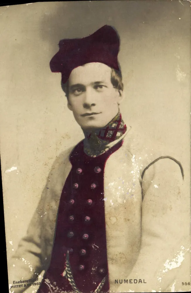 Jeune homme en costume norvégien — Numedal — éditeur MITTET & CO, n° 556 - Frente