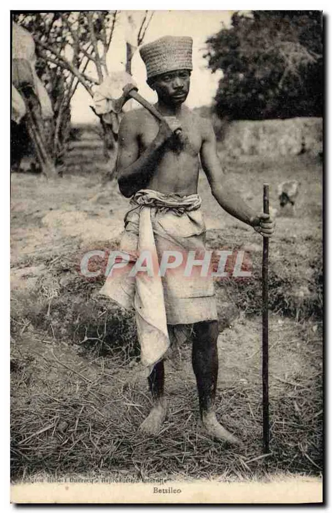 Betsileo — Homem em traje tradicional segurando um martelo e um cajado — Edição Robert Oudry - Frente