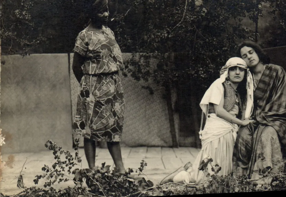 Drei Frauen — Garten-Szene — École Supérieure (Aix-en-Provence, Amiel) - Vorderseite