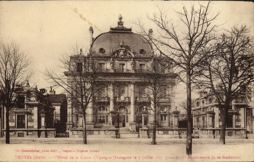 Troyes (Aube) — O Hotel da Caixa de Poupança — Inaugurado em 7 de julho de 1897 para o 75º aniversário de sua fundação - Frente