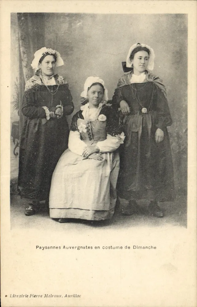 Camponesas Auvergnates em traje de domingo — Librairie Pierre Malroux, Aurillac - Frente