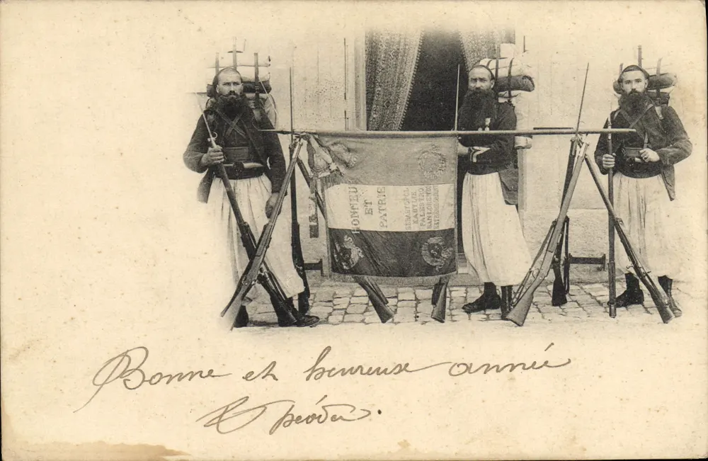 Três soldados com bandeira 'Honneur et Patrie' — editor não identificado, número de série não visível - Frente