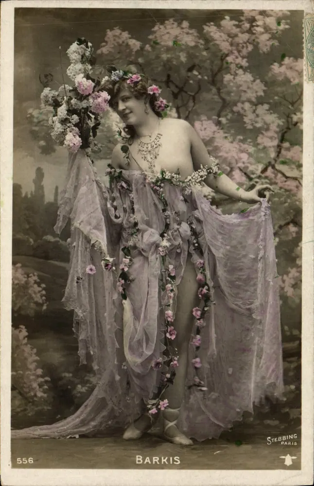 Mulher em vestido de flores — cena de jardim — Stebbing Paris n°556 - Frente