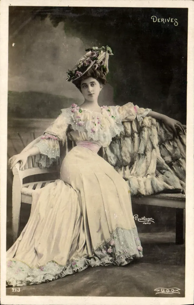 Frau in einem Kleid im Stil der Belle Époque — Blumengeschmückter Hut — Derives, Paris, n°213 - Vorderseite