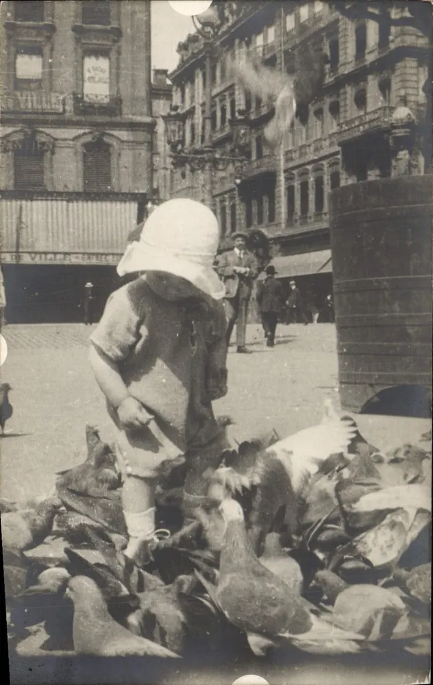 Criança com pombos — Praça da Bolsa, Lyon — editor anônimo, n° 11 - Frente