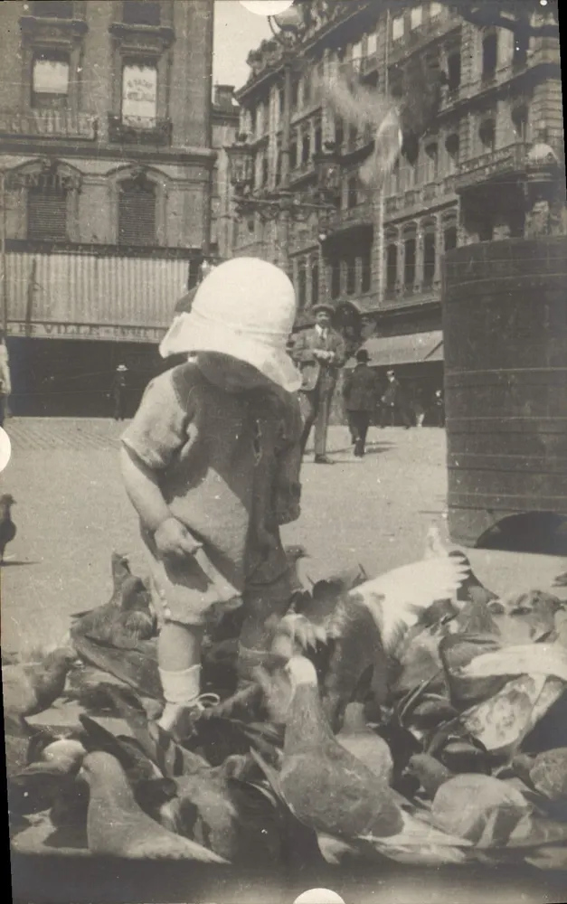Kind mit Tauben — Place de la Ville, Lyon — Unbekannter Verlag - Vorderseite