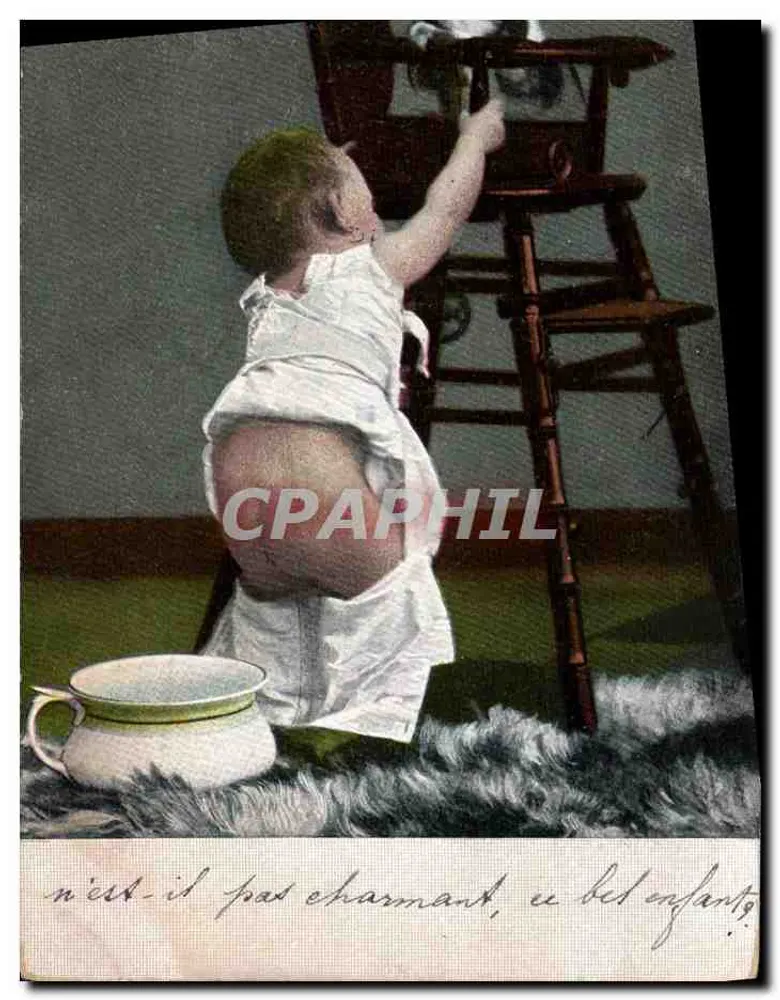 Enfant jouant près d'une chaise haute — éditeur 'Série 830' — n° de série 830 visible au verso - Frente