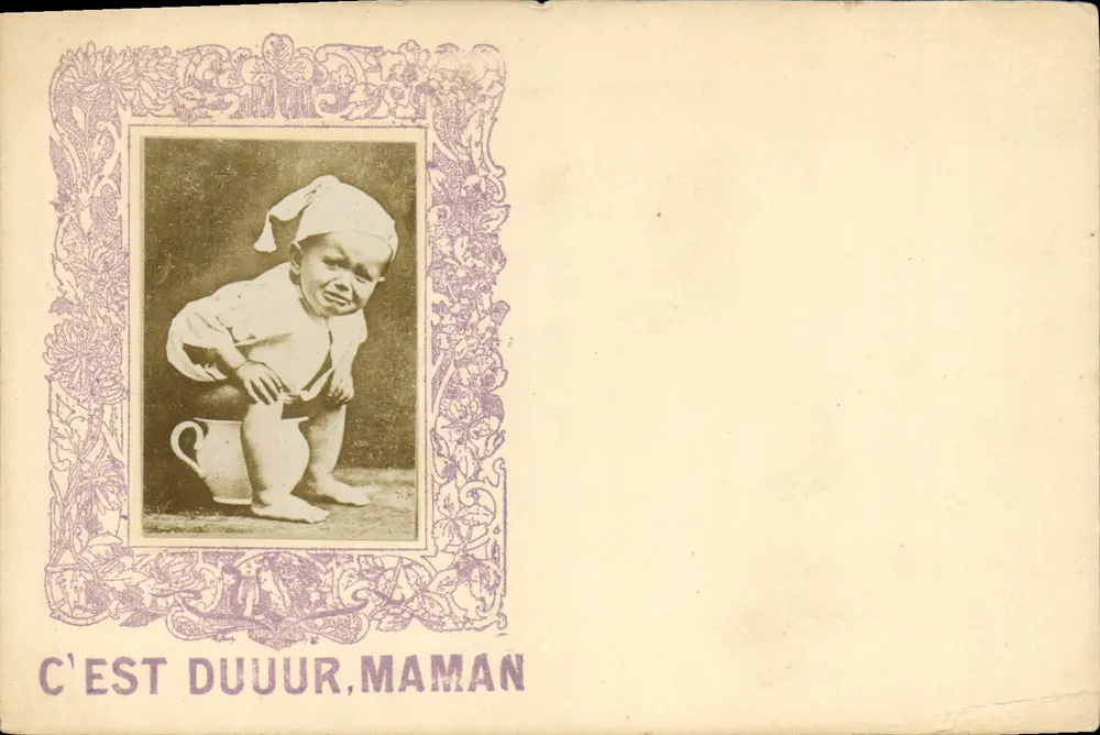 Baby im Hut — C'EST DUUUR, MAMAN — Humoristische Ansichtskarte - Vorderseite