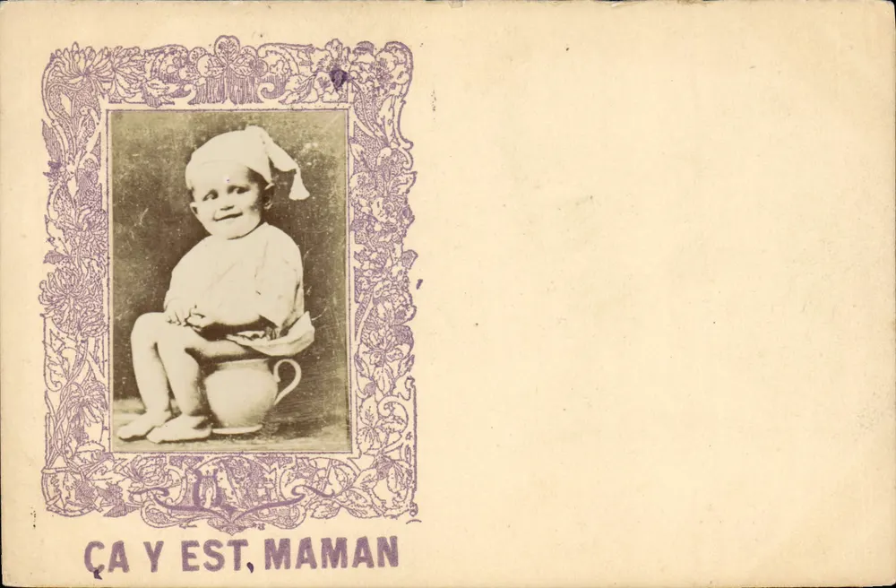 Kind, das auf einem Eimer sitzt — humorvoller Szenen — Verlag 'ÇA Y EST, MAMAN' (gedruckt auf der Karte) - Vorderseite