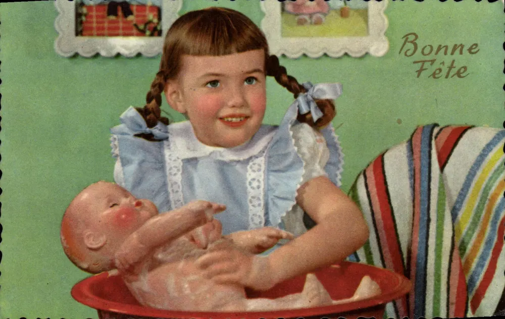 Menina brincando com uma boneca bebê — Boa Festa — Photockhom 805 Glacée - Frente