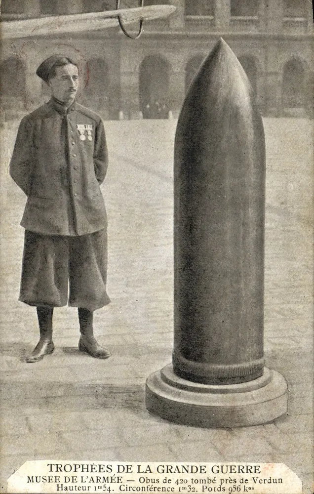 420 mm Granate gefallen nahe Verdun — Militärmuseum — Thema: Soldat und Granatemonument - Vorderseite