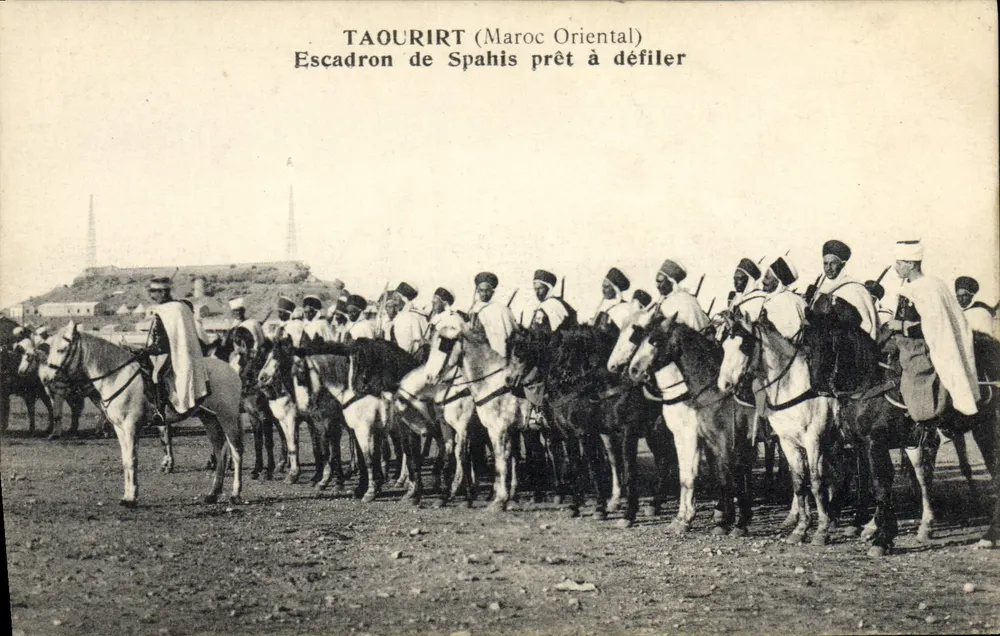 Taourirt (Orientalisches Marokko) — Eskadron Spahis bereit zum Paradenmarsch — phototypie Haoumendi - Vorderseite