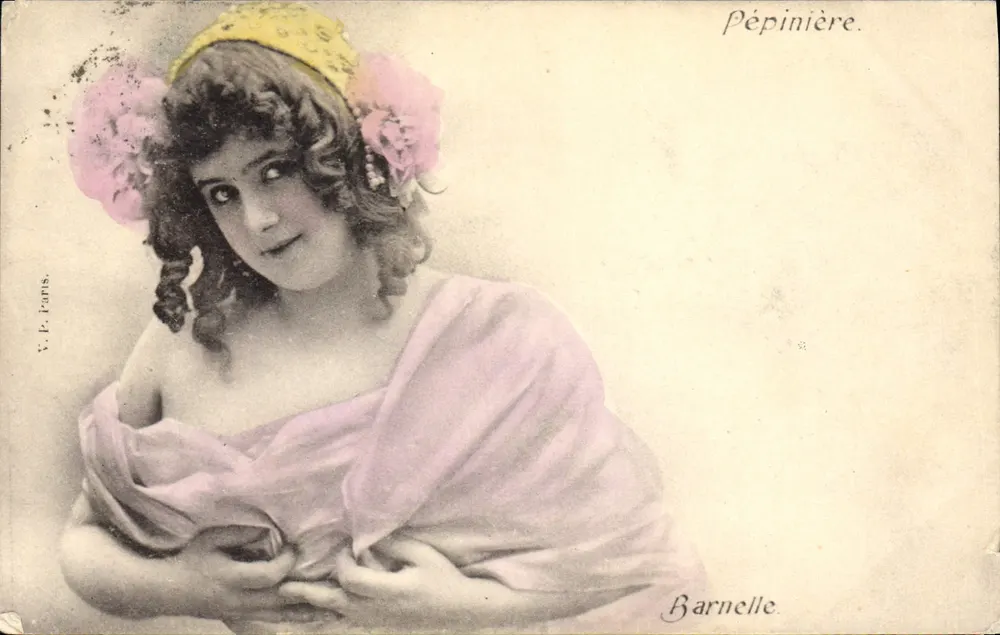 Frau in einem rosa Kleid und gelbem Stirnband — Gärtnerei, Barnelle — V.P. Paris - Vorderseite