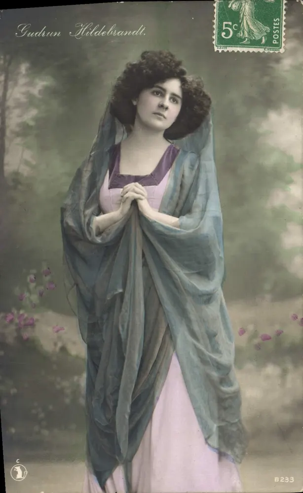 Gudrun Hildebrandt — Porträt in rosa Kleid und blauem Schleier — Verlag B233 - Vorderseite