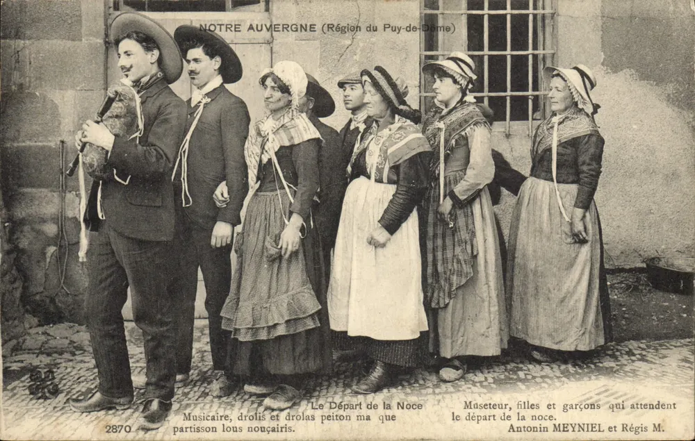 Notre Auvergne (Région du Puy-de-Dôme) — Musicien, filles et garçons attendant le départ de la noce — éditeur Antonin MEYNIEL et Régis M., n° 2870 - Frente