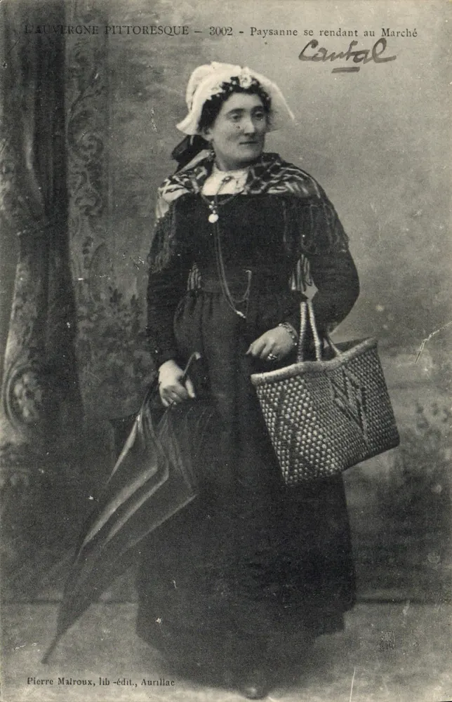 Paysanne se rendant au Marché — Cantal — Pierre Maïroux, lib.-édit., Aurillac - Recto