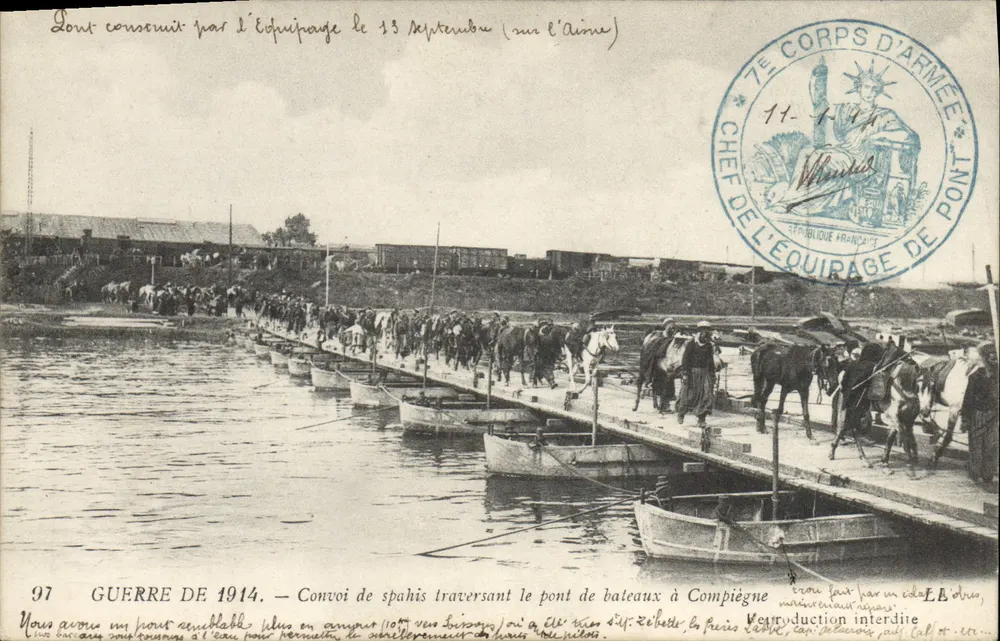 Kolonne Spahis, die die Bootbrücke in Compiègne überqueren — Krieg 1914 — unbekannter Verleger, Nr. 97 - Vorderseite