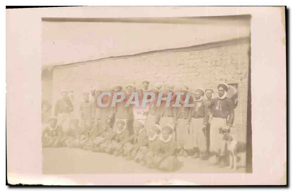 Groupe de soldats et d'enfants — devant un mur en pierre — éditeur non visible - Frente