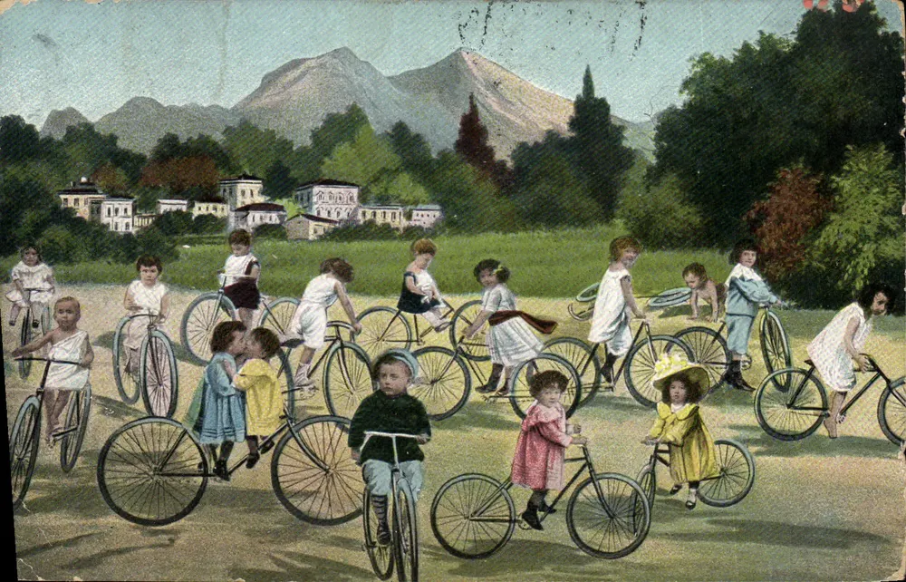 Kinder auf dem Fahrrad — Park-Szene mit Bergen im Hintergrund — unbekannter Verlag - Vorderseite