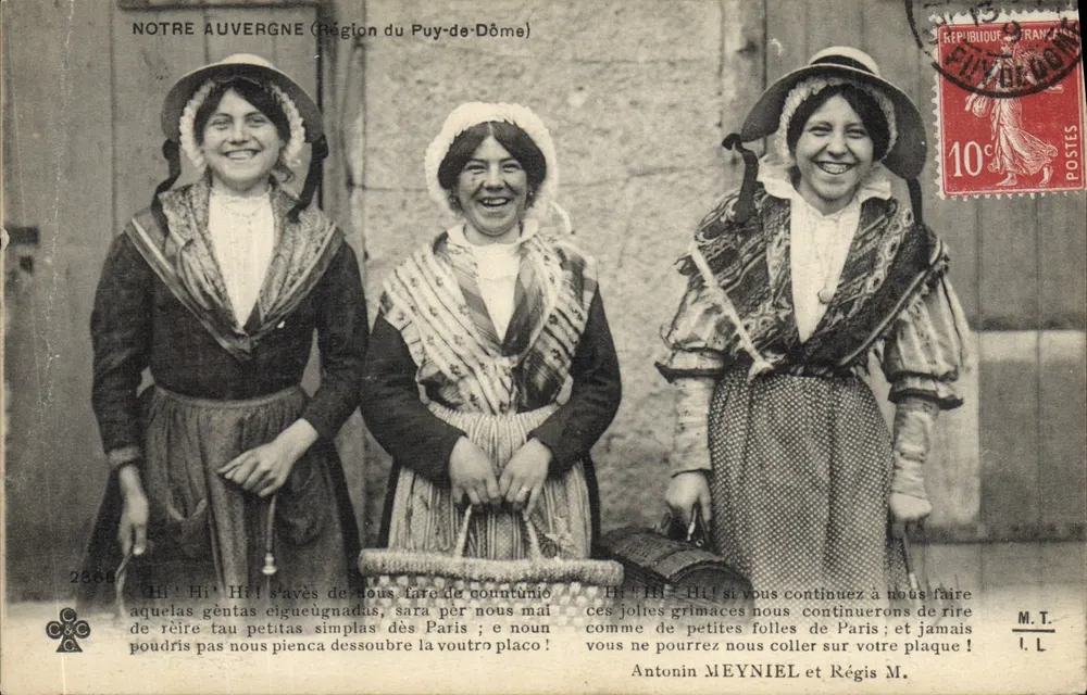 Três mulheres em traje tradicional — Nosso Auvergne (Região do Puy-de-Dôme) — C&C n°2866 - Frente
