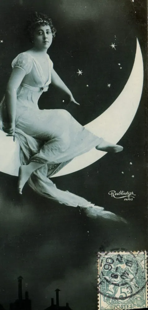 Frau, die auf einem Mond sitzt — Verleger Rewtkinger, Paris — Nr. 53 - Vorderseite