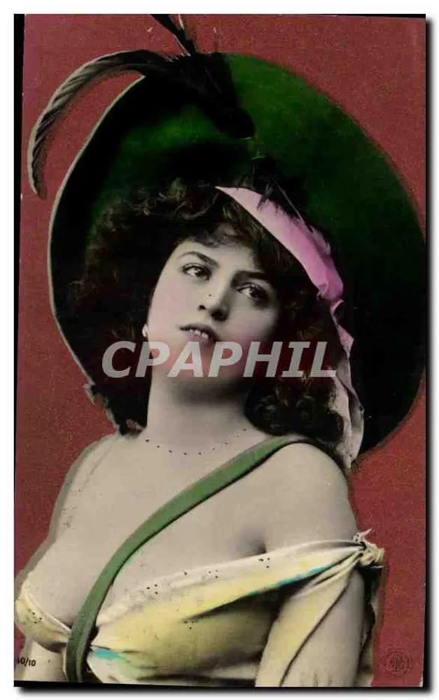 Jovem mulher com chapéu verde — 10/10 - Frente