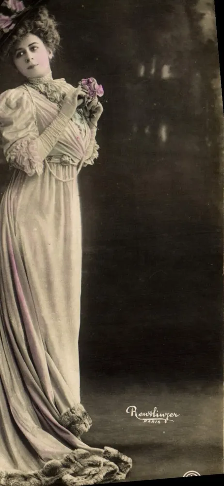 Frau in langer Robe und Hut — elegante Pose — Renwlinger Paris - Vorderseite